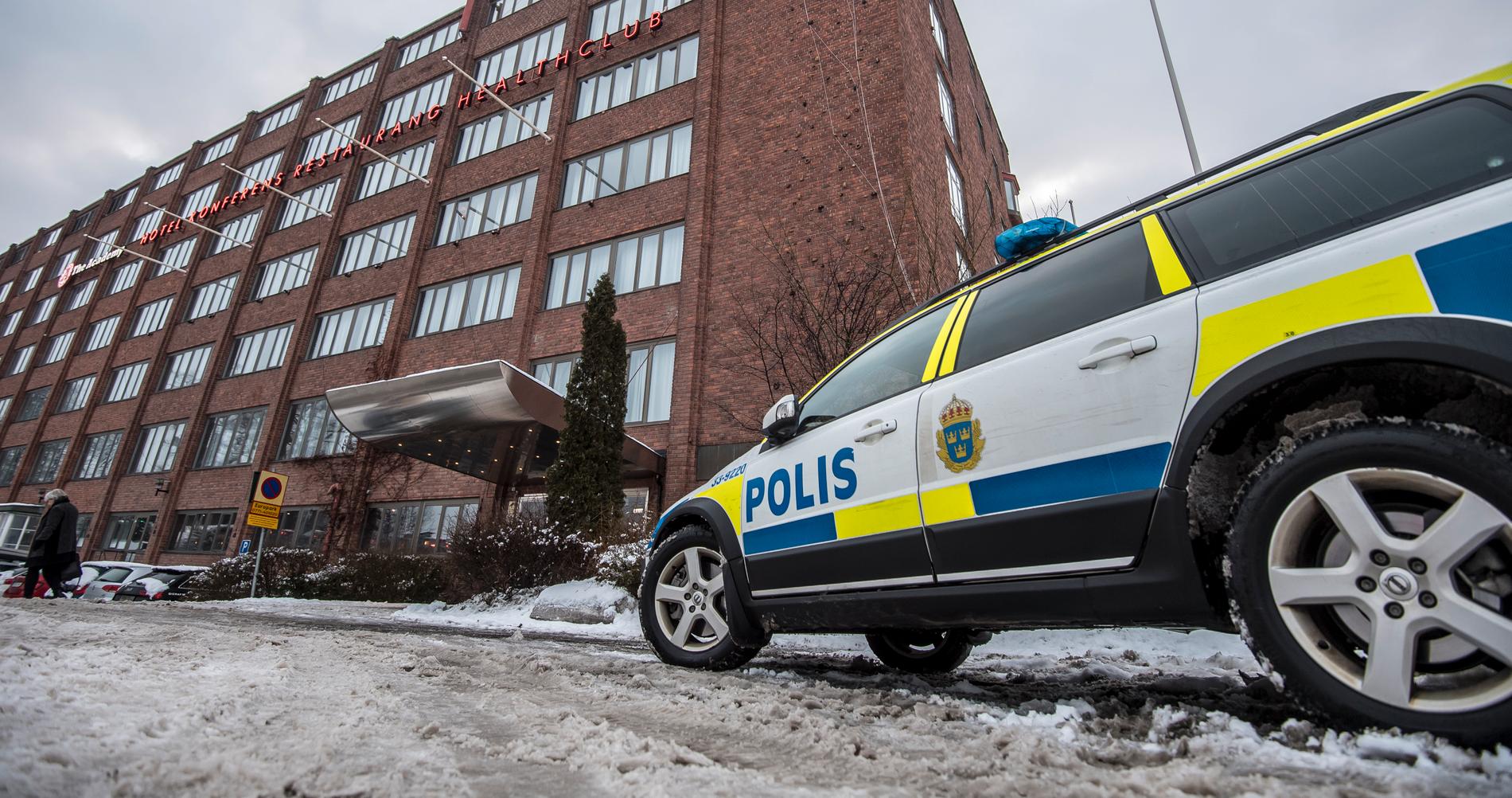 Polisen vid hotellet i Bromma