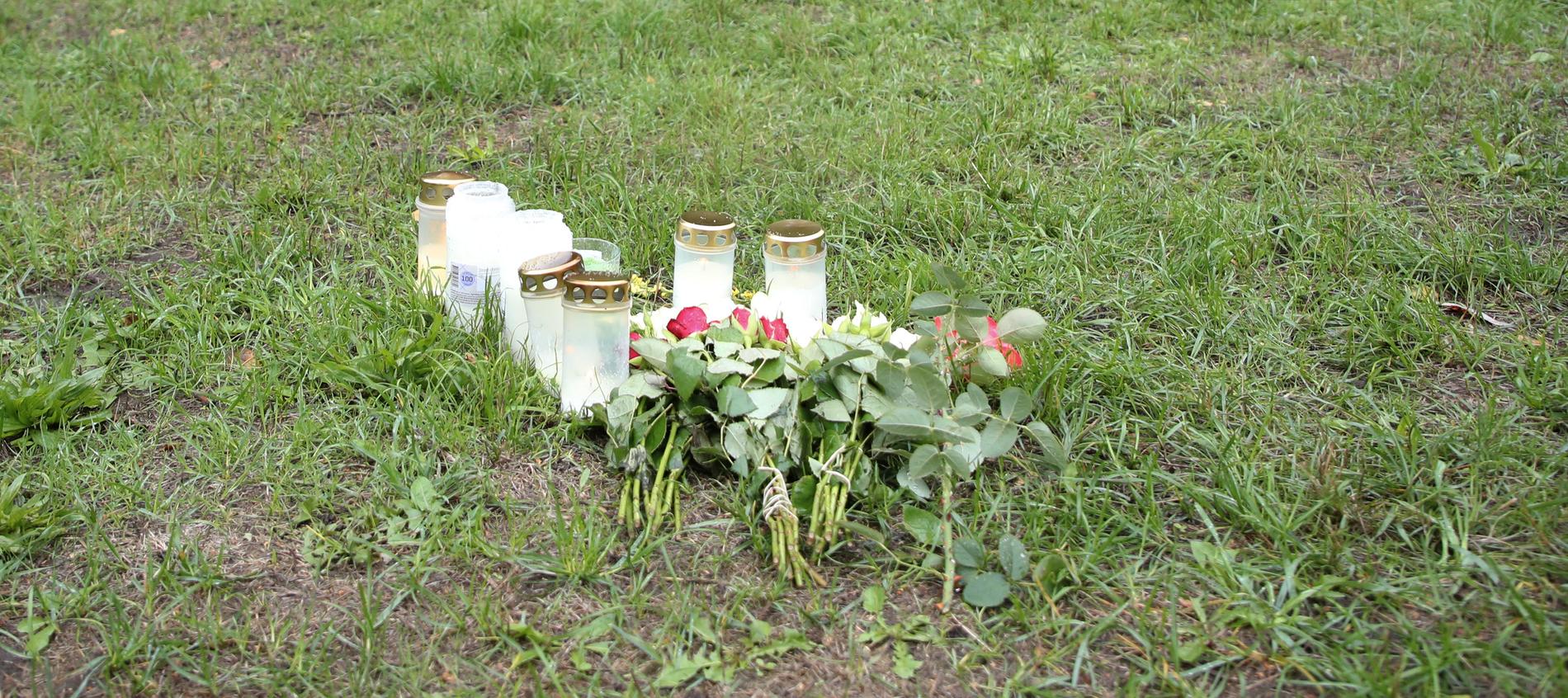 Ljus och blommor vid platsen där den hemlöse mannen hittades död i början av augusti.