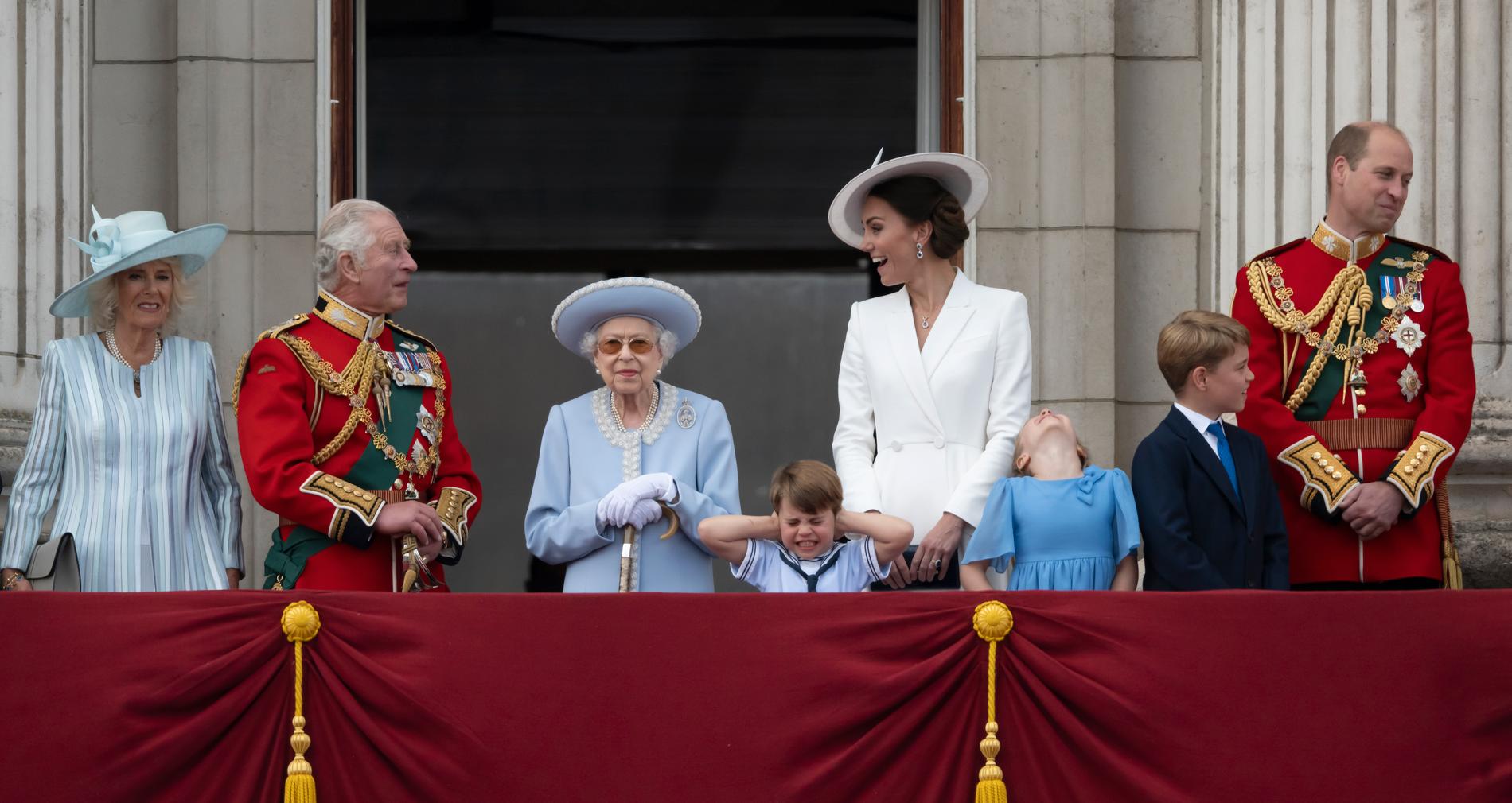 Storbritanniens drottning Elizabeth II (i mitten) under torsdagens firande vid Buckingham Palace.