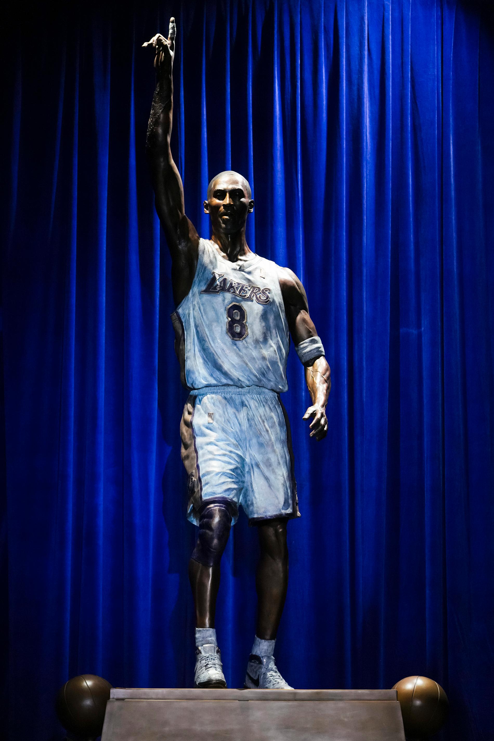 Statyn på Kobe Bryant. 