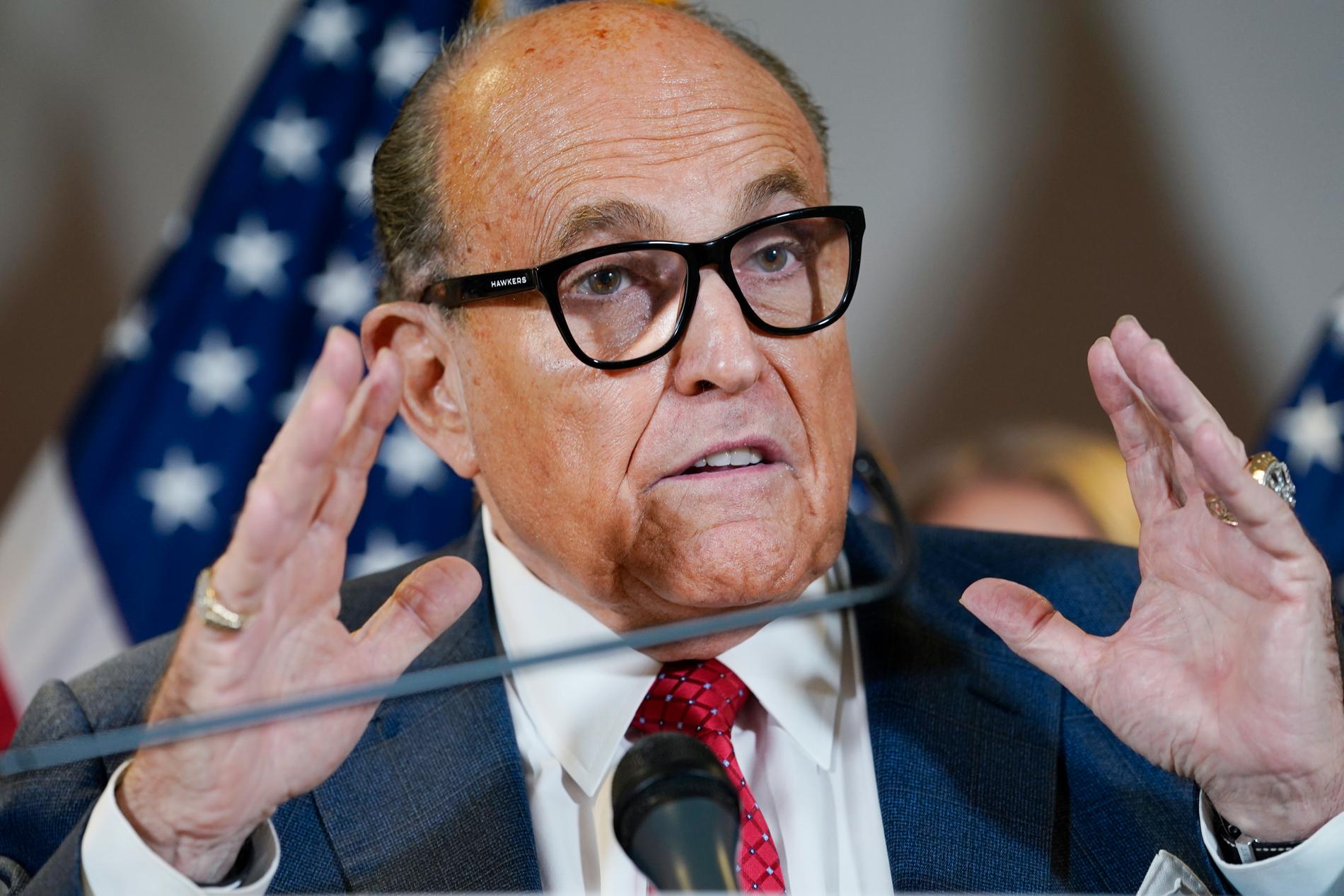 Rudy Giuliani under inledningen av pressträffen.