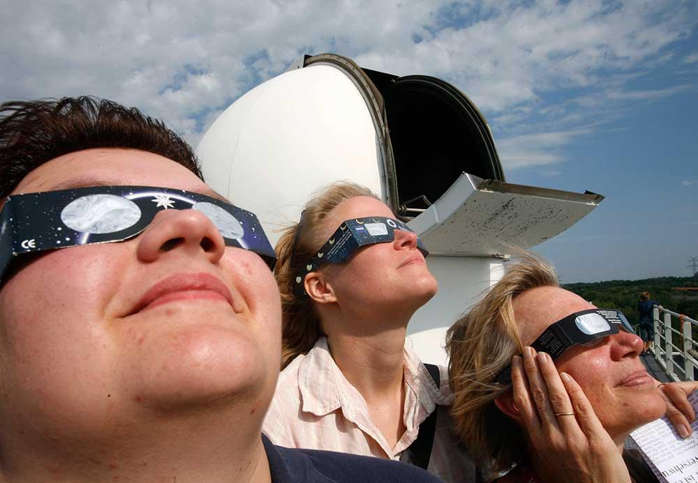 Invånare i Kiel, Tyskland, tittar på en solförmörkelse 2008.