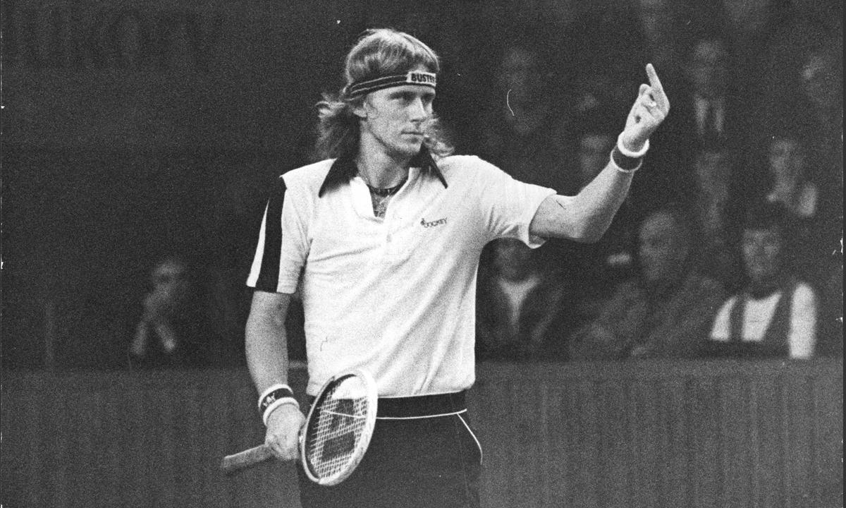 Björn Borg ger fingret till linjedomaren Olle Wigge under Stockholm Open 1976.