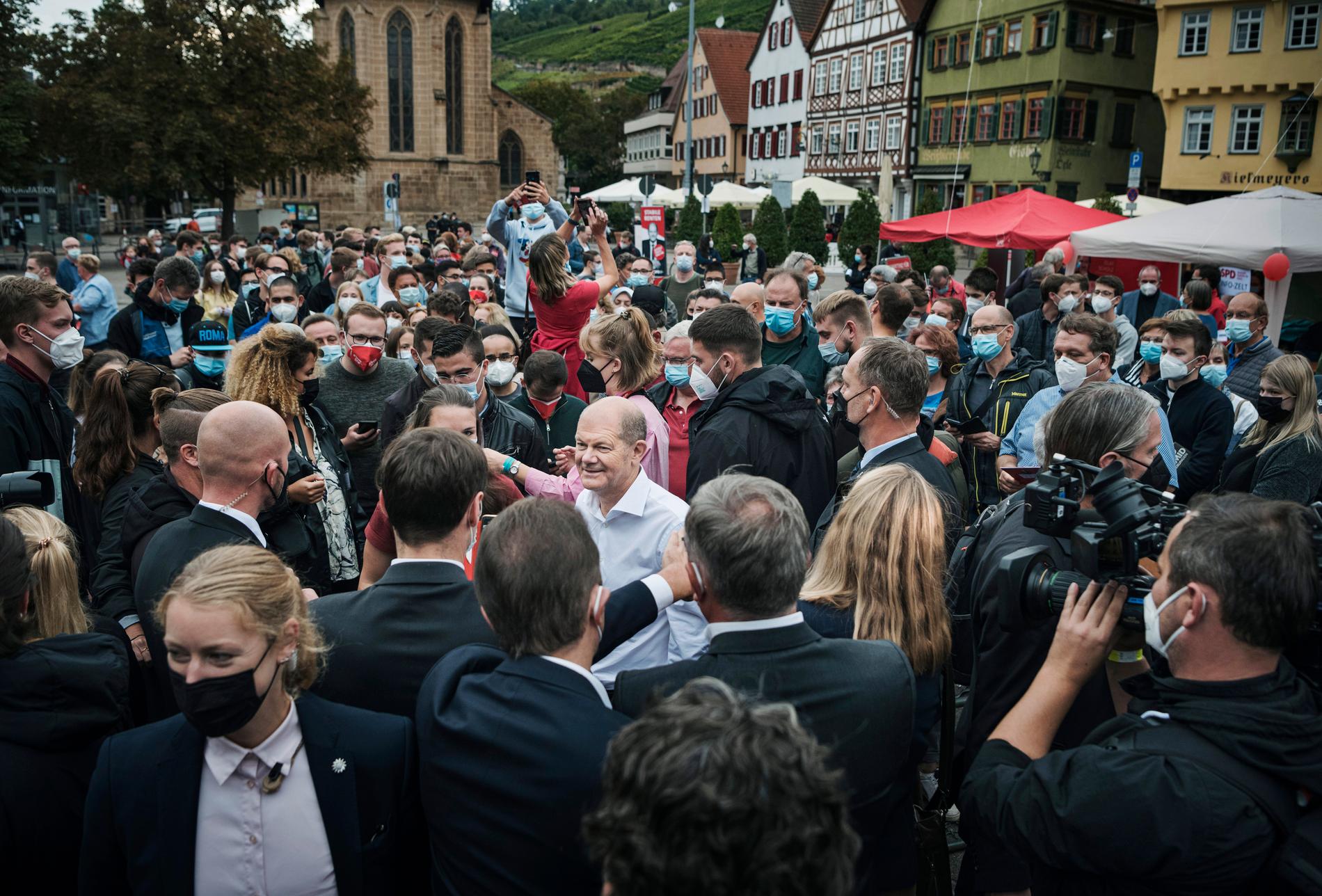 För ett år sedan var Olaf Scholz ratad som partiledare och SPD låg på 15 procent. Nu får partiet 25,7 procent av rösterna i valet och blir därmed störst. Efter drygt två månader av tuffa koalitionsförhandlingar, väljs Olaf Scholz den 8 december till Tysklands nya förbundskansler.
