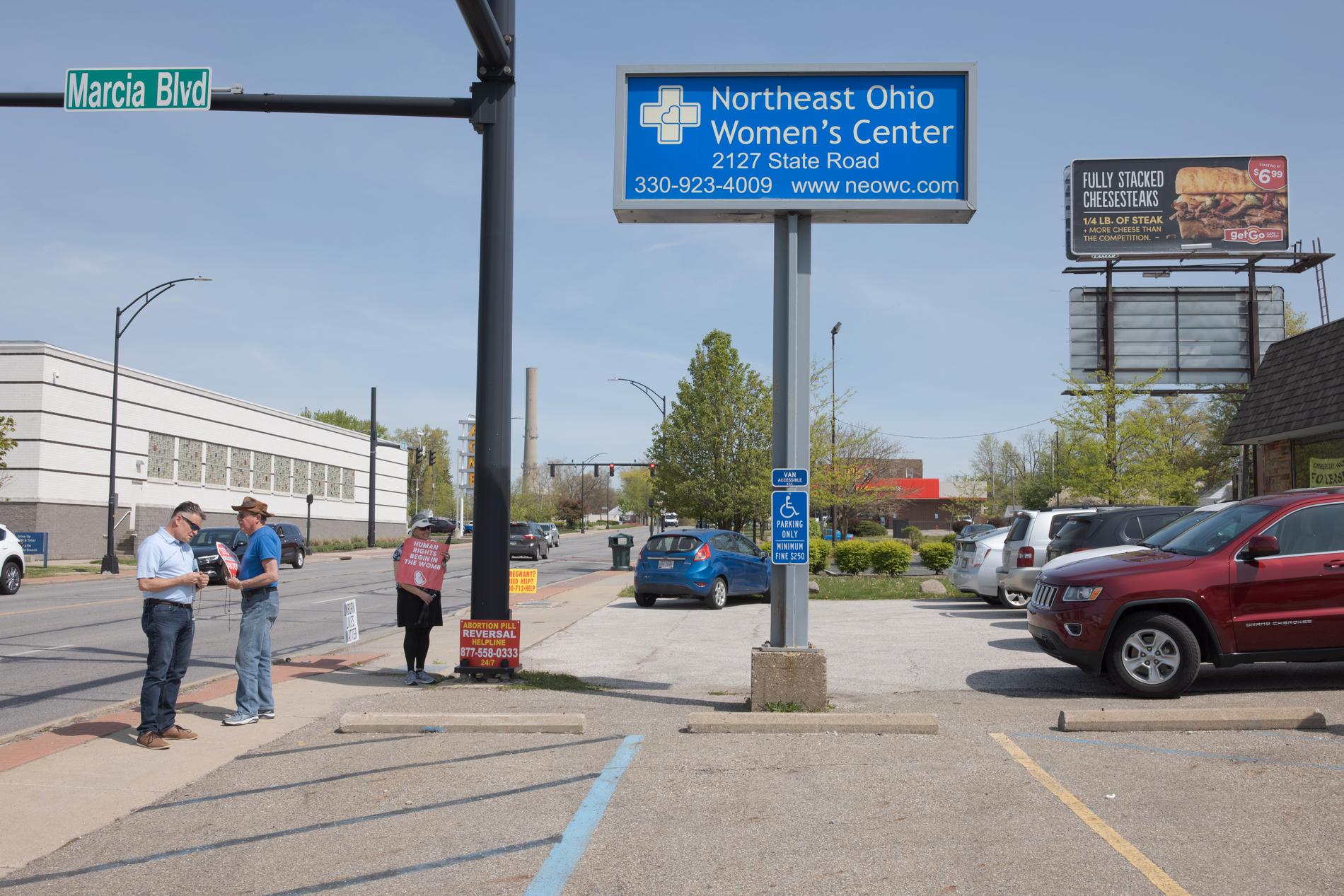Abortmotståndare med plakat utanför kliniken Northeast Ohio women's Center.