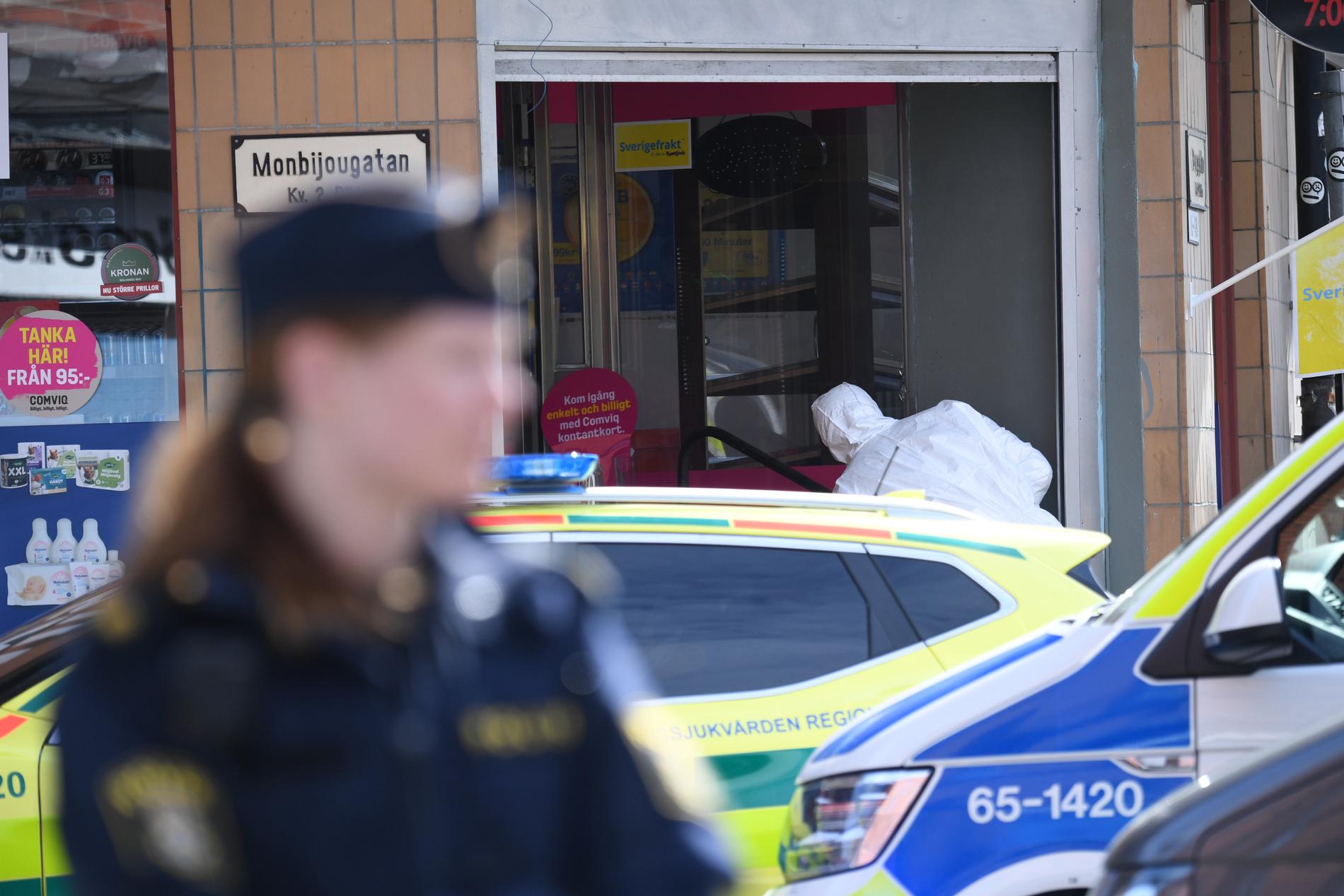 Polisen har larmats om en misstänkt skottlossning i centrala Malmö. En person har hittats skadad på platsen.