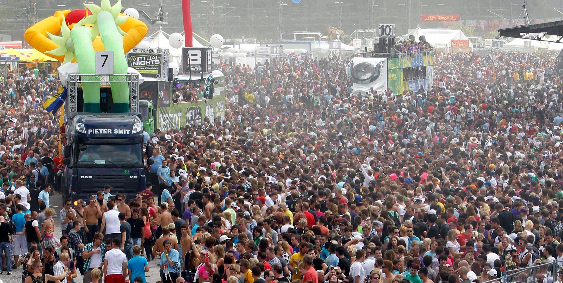 Den tyska technofestivalen Love Parade arrangeras i år i Duisburg och tros ha lockat en miljonpublik.