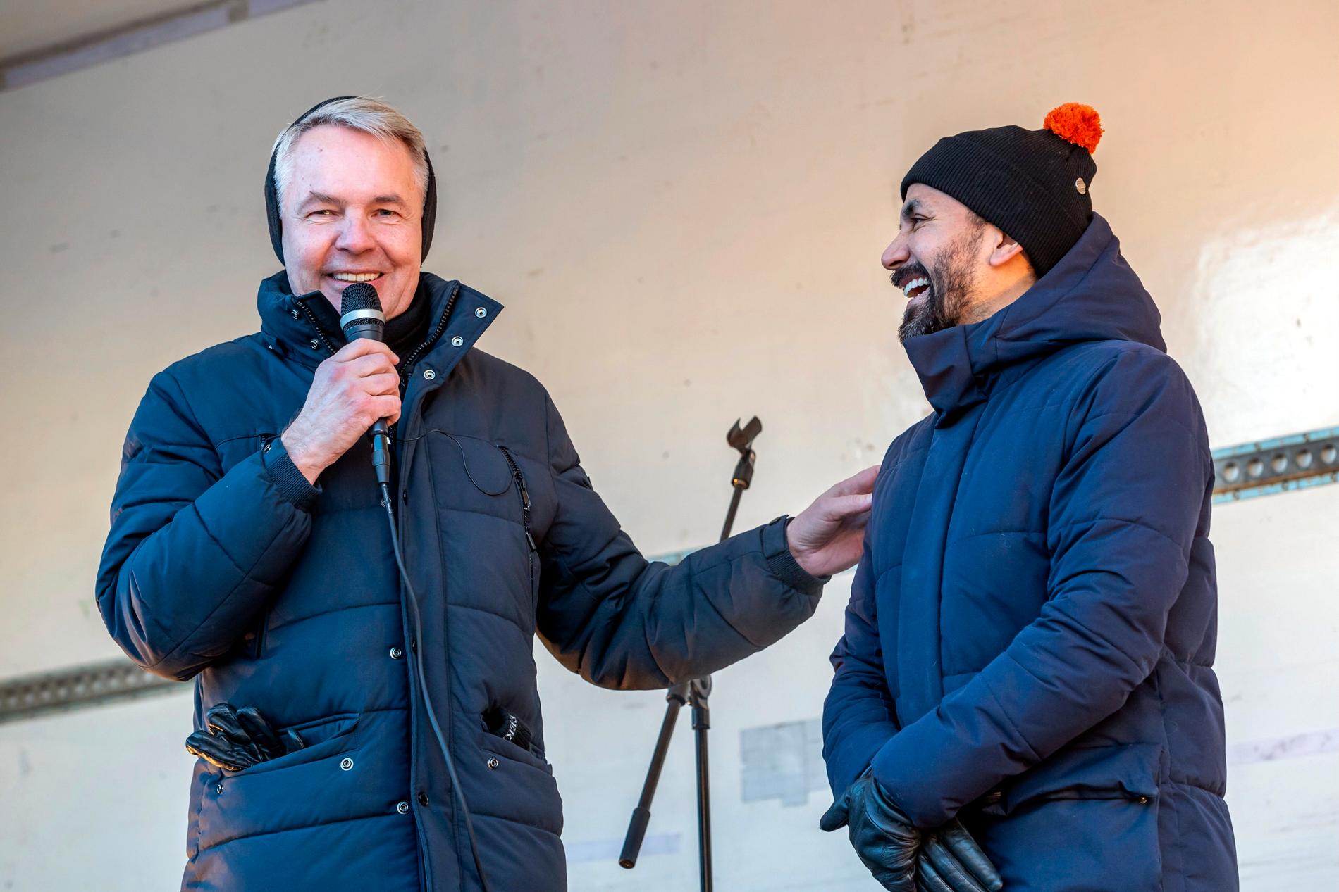 Pekka Haavisto reste runt bland städer och orter utanför Helsingfors på lördagen. Här framträdde han med sin make Antonio Flores i Lahti.