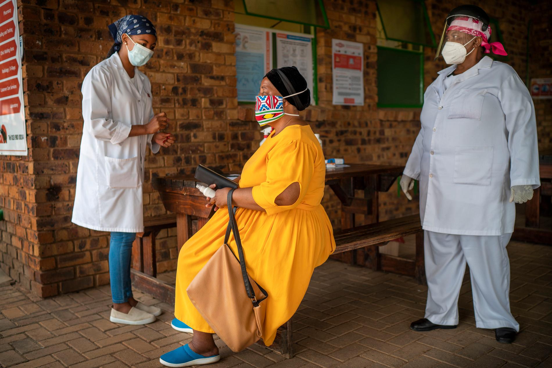 Sydafrika öppnar ett antal gränsövergångar till grannländerna. Här genomgår en kvinna ett covidtest i Groblersdal, nordost om Johannesburg. Arkivbild.