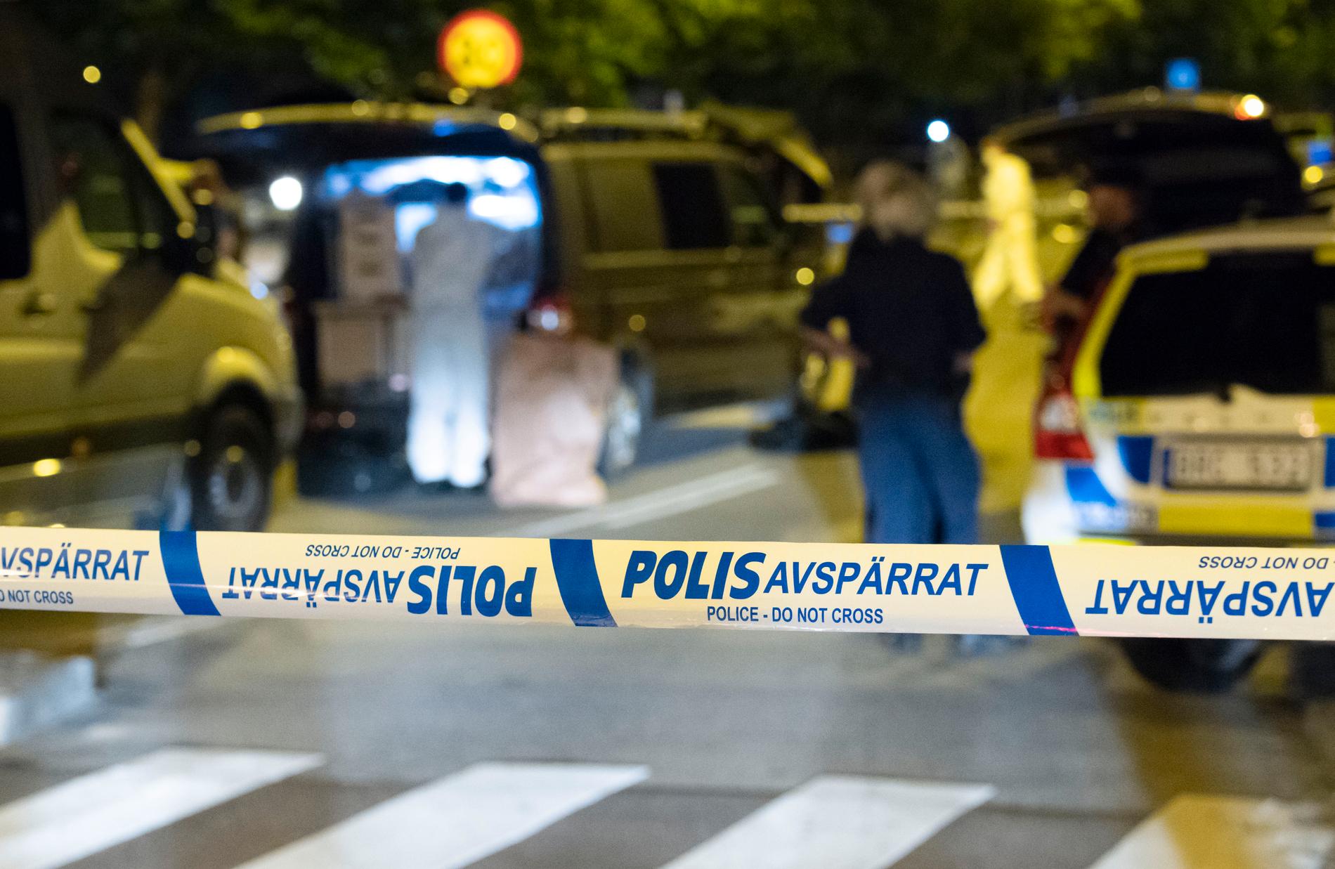 Polisens kriminaltekniker arbetar på von Rosens väg i Rosengård i Malmö efter att en man i 20-årsåldern skjutits till död, 17 juli 2018. Mordet är ett av de sex mord som lett till fällande dom i Malmö sedan 2016.