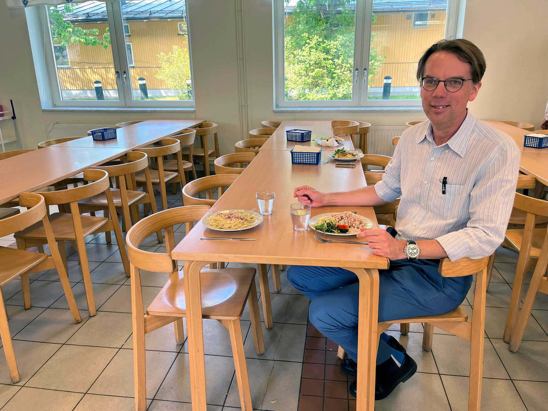 Knutbyskolan erbjuder frukost sedan en månad. Det har inget med pengar att göra, säger Hans Ovsjö. 