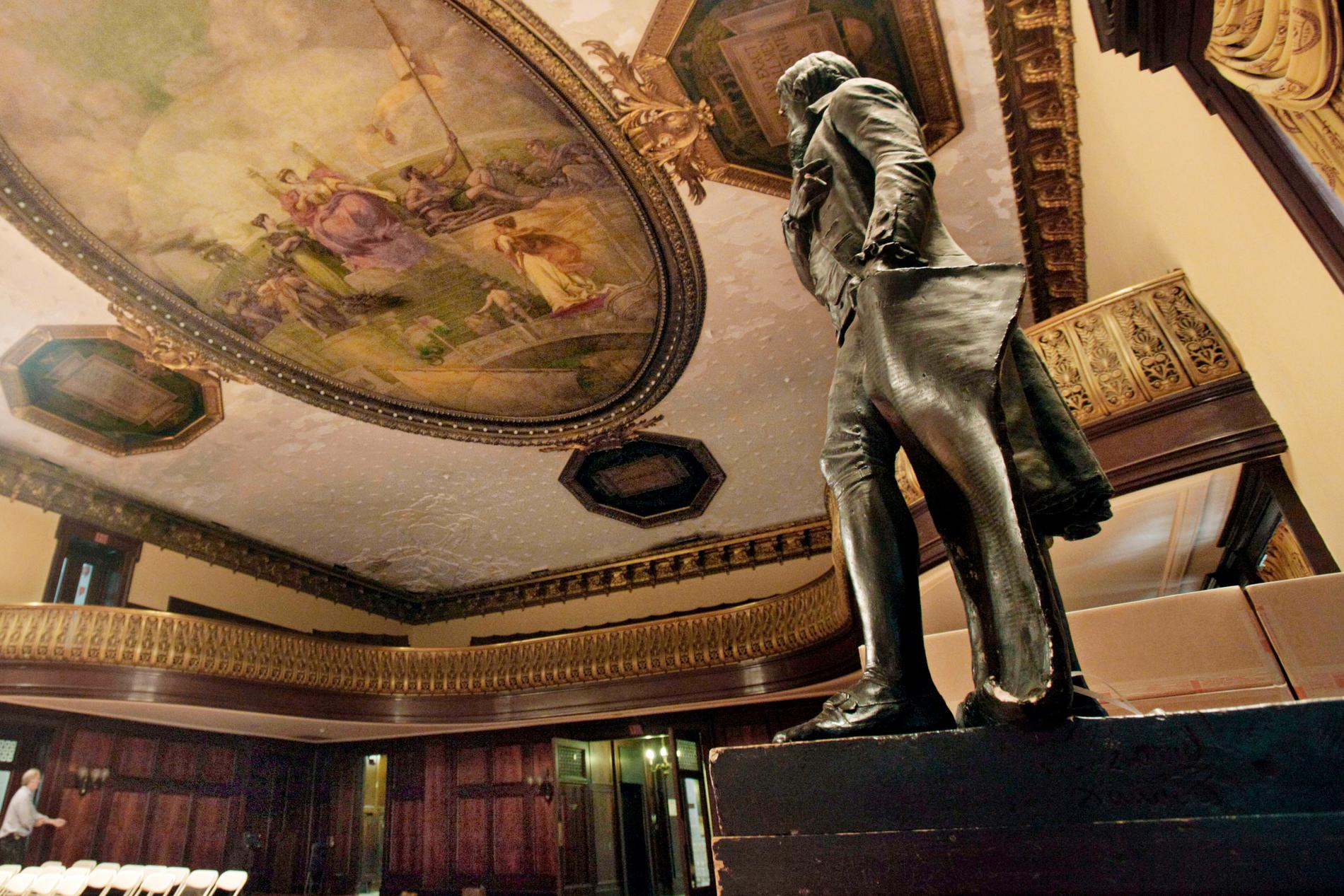 En staty som föreställer Thomas Jefferson, president och slavägare, förs bort från stadshuset City hall i New York. Arkivbild.