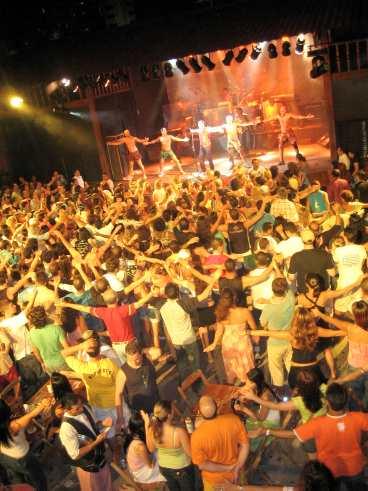 Upp till 3000 personer trängs på Pirata Bars måndagsparty för att dansa forró, som ser ut som en blandning av salsa, lambada och bugg.