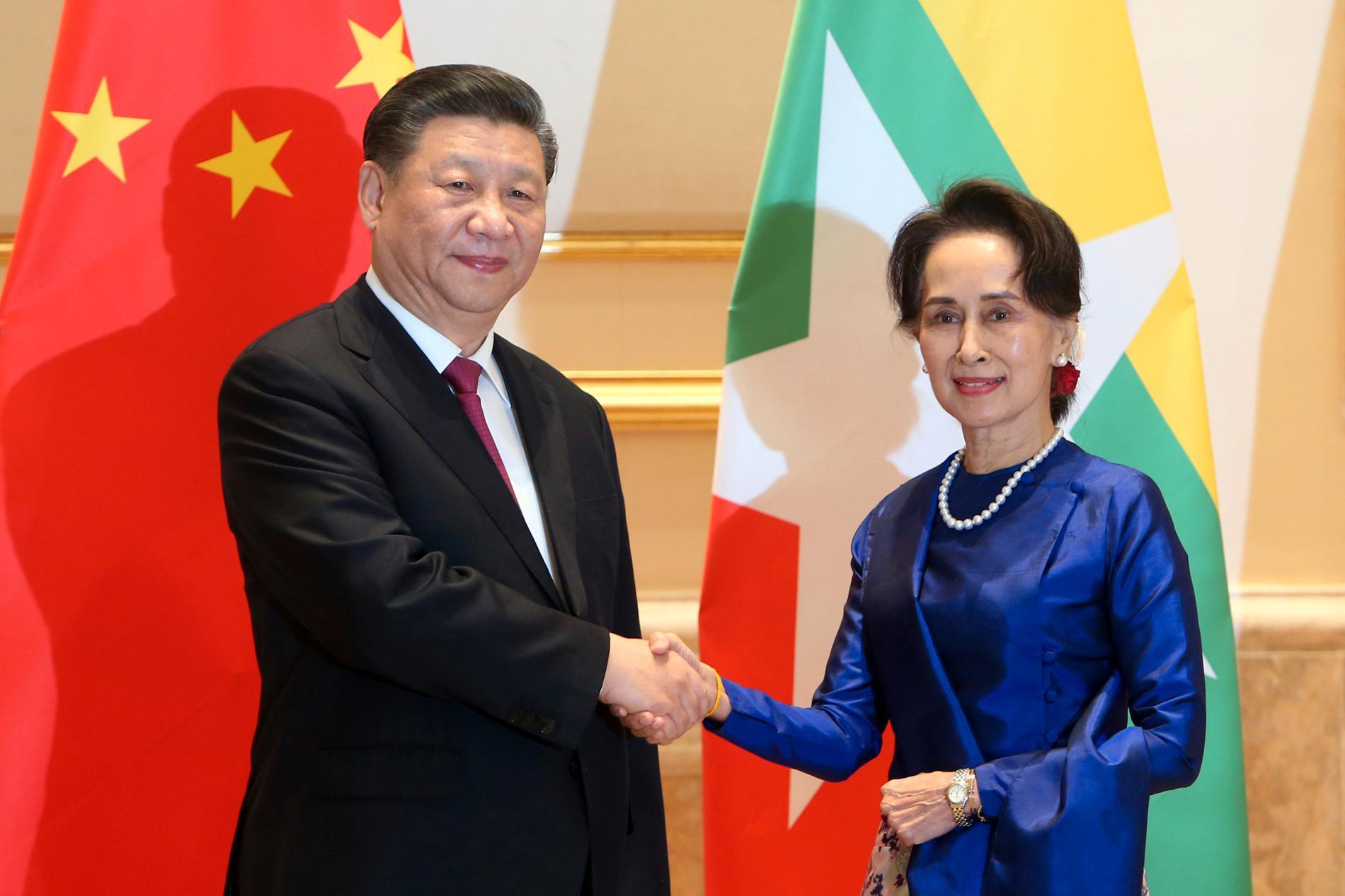 Kinas president Xi Jinping skakar hand med Myanmars de facto statschef Aung San Suu Kyi i presidentpalatset i huvudstaden Naypyitaw.