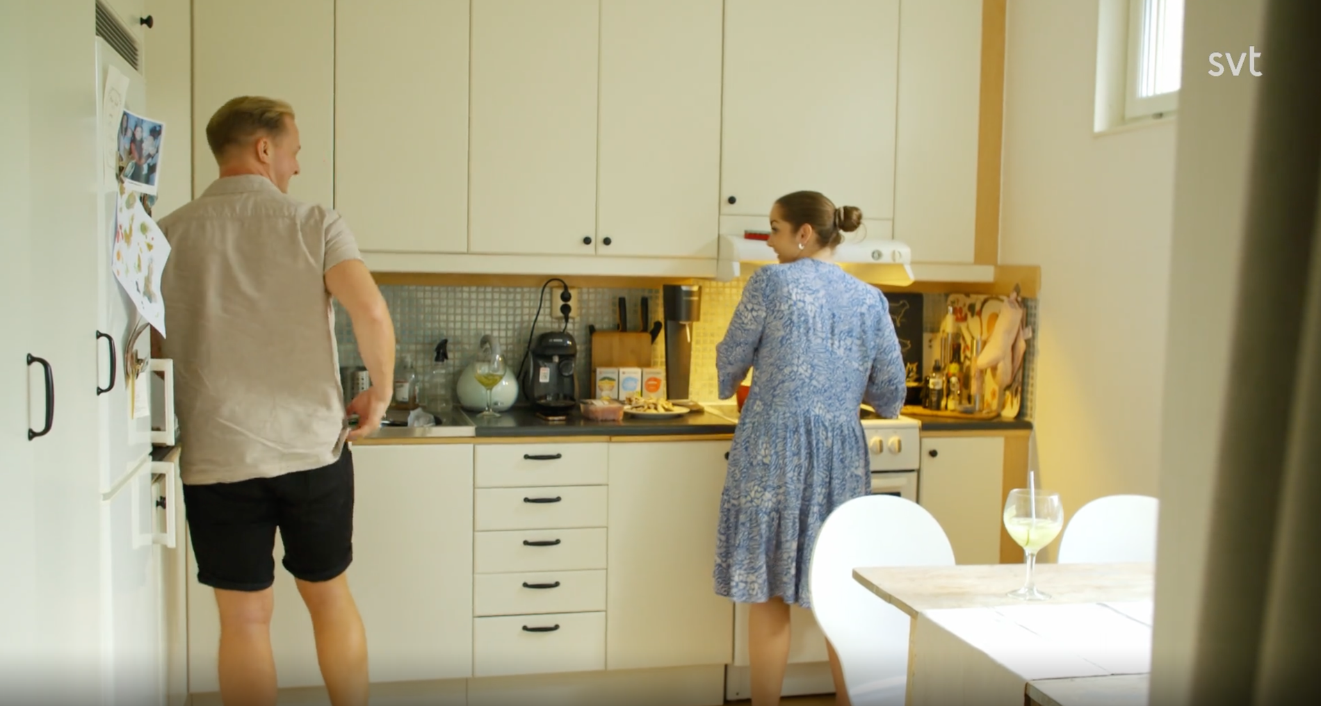 Fredrik och Stina i köket.