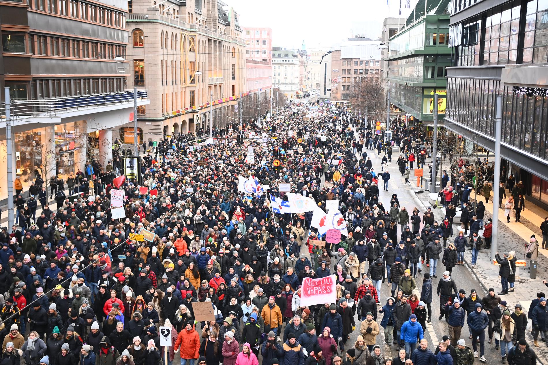 En stor demonstration mot vaccinpass pågår i Stockholm just nu.