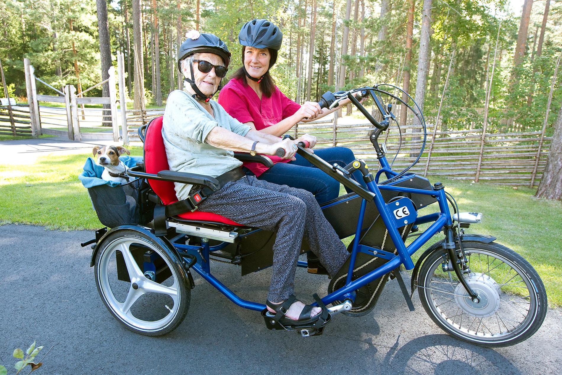 Den nya elcykeln på äldreboendet används flitigt till små utflykter. "Det är fint och befriande att komma ut", säger Maja som bor på Selggrensgården.