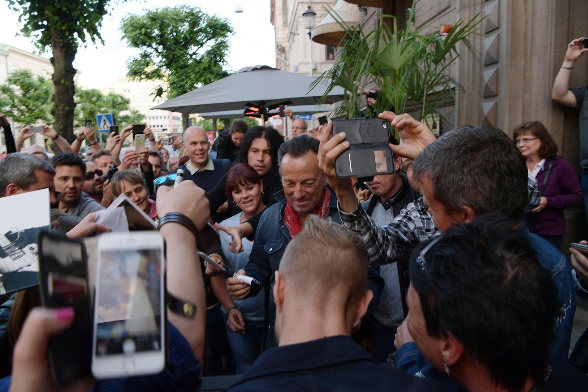 Bruce Springsteen möter fansen utanför hotellet på söndagskvällen.
