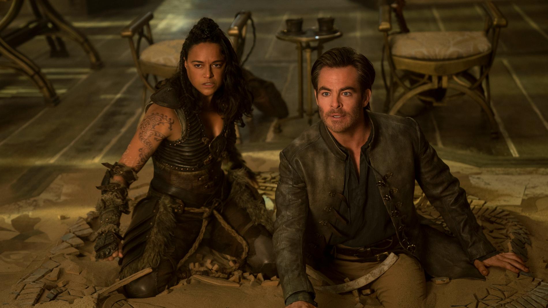 Michelle Rodriguez och Chris Pine i "Dungeons & dragons: honor among thieves". Pressbild.