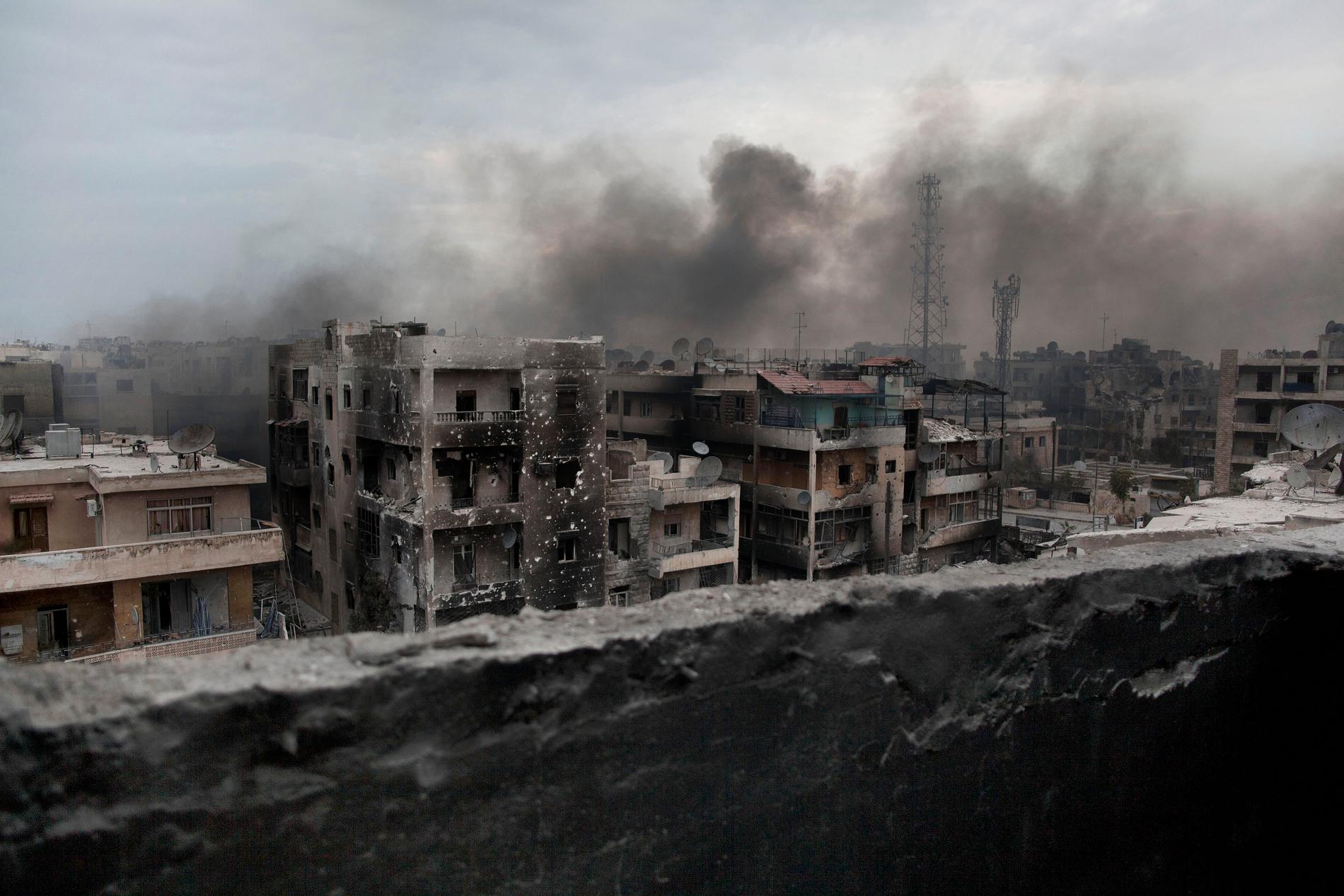 Arkivbild. Rök över Aleppo hösten 2012. Staden bombades hårt av bland andra den syriska regimen.