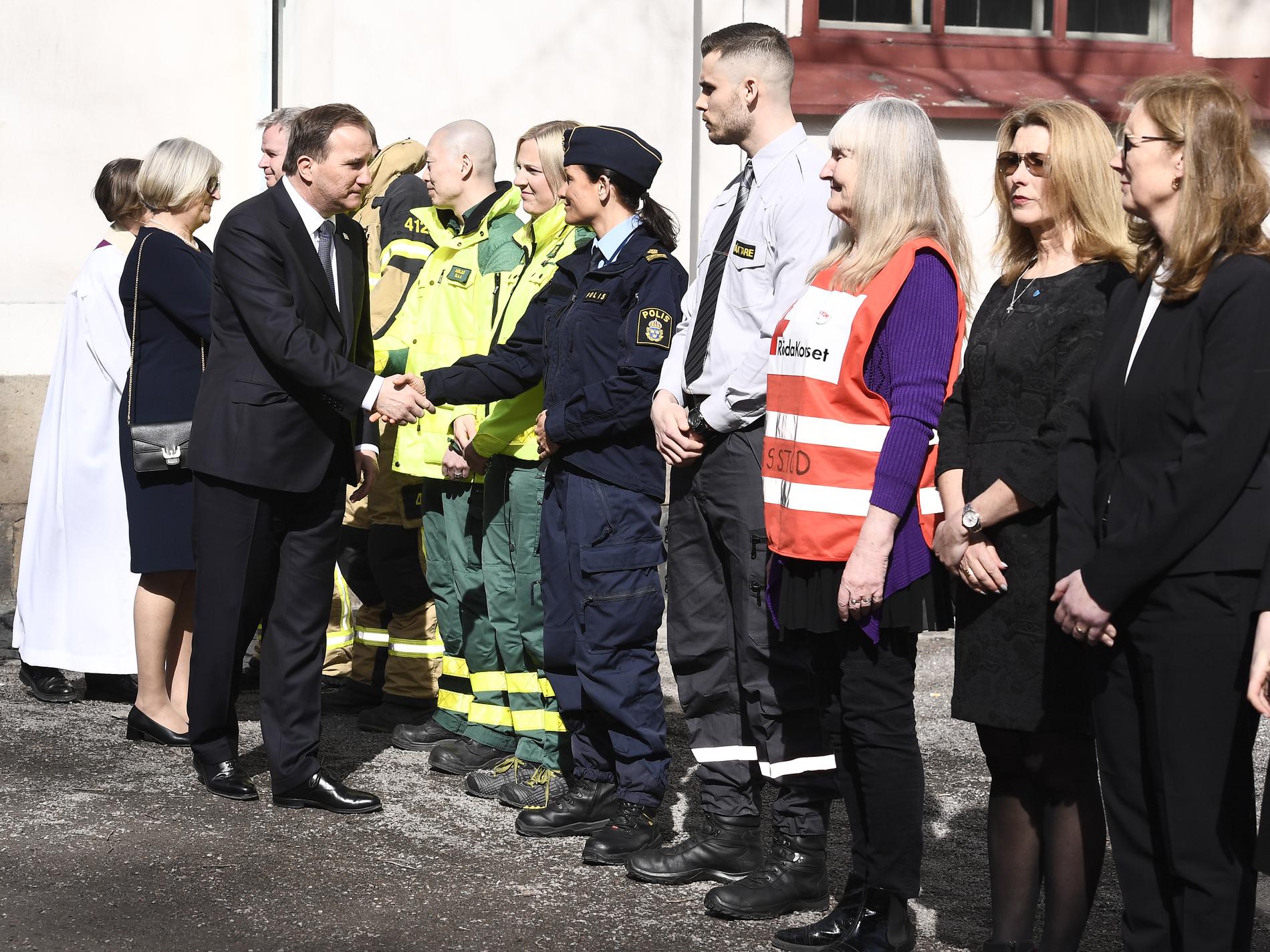 Statsminister Stefan Löfven (S) tackar räddnings- och blåljuspersonal efter minnesgudstjänsten i Adolf Fredriks kyrka.