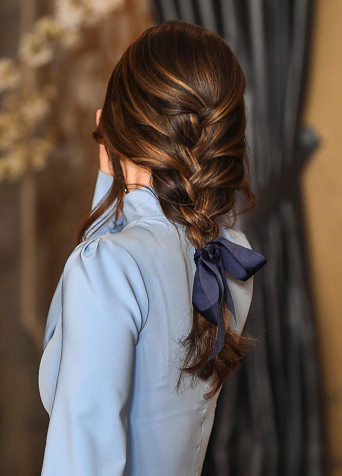 Vid en kungamiddag i mars hade prinsessan Sofia en stor rosett i sitt flätade hår, en annan hårtrend som är populär. 