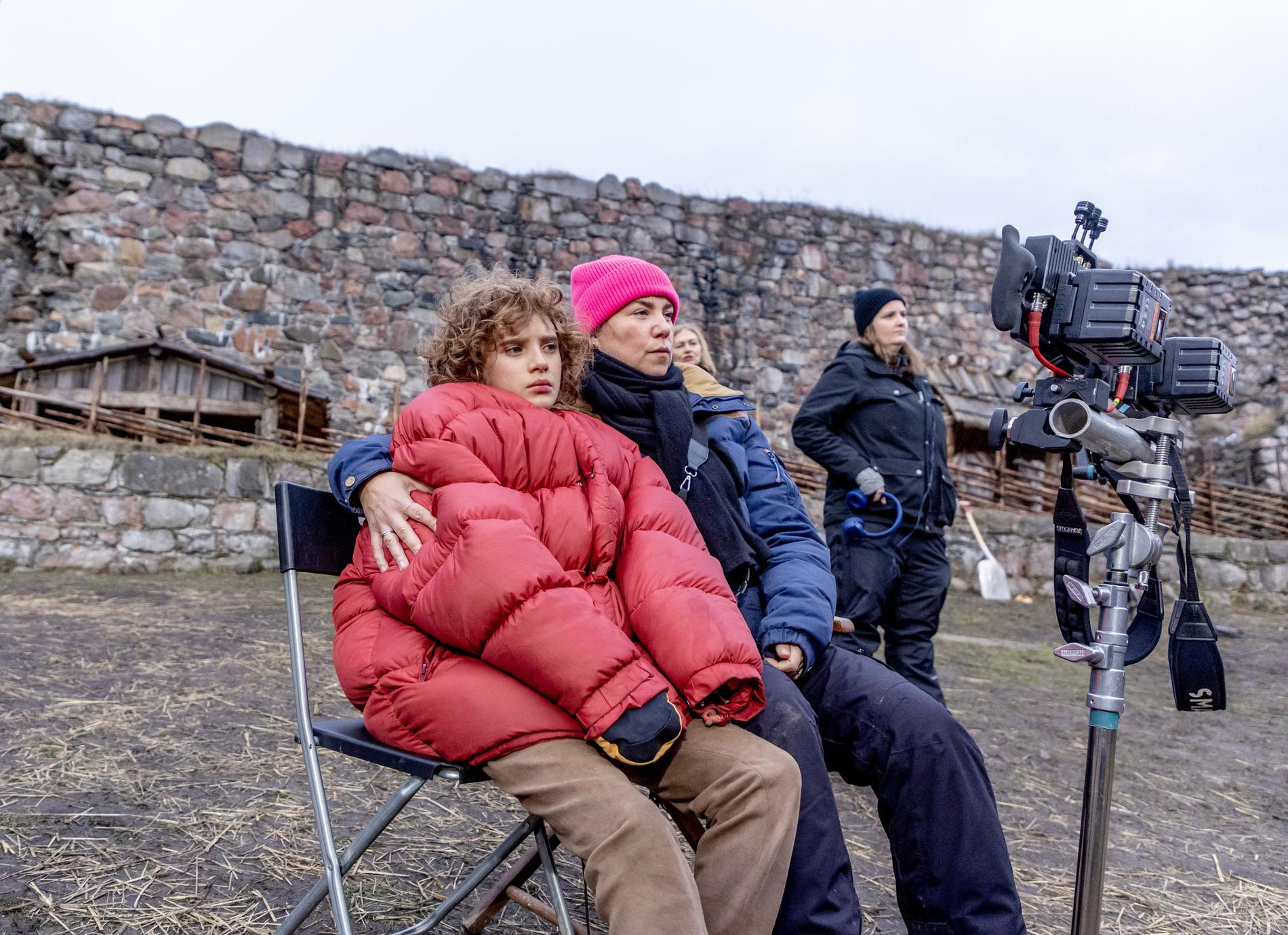 Kerstin Linden och Lisa James Larsson, som regisserar den första säsongen av "Ronja Rövardotter", försöker att hålla värmen mellan inspelningarna.