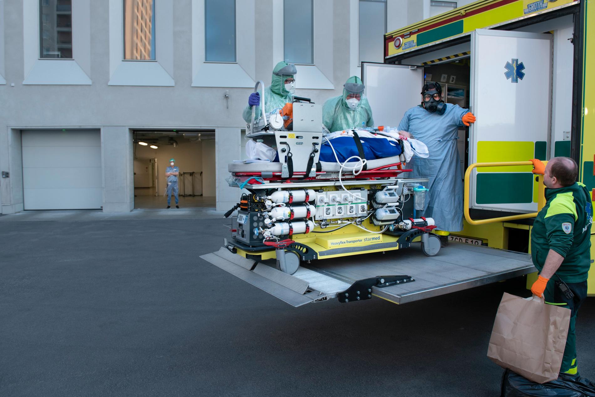 Covidpatient anländer med ambulans till Södersjukhuset på Södermalm i Stockholm. Arkivbild från våren 2020.