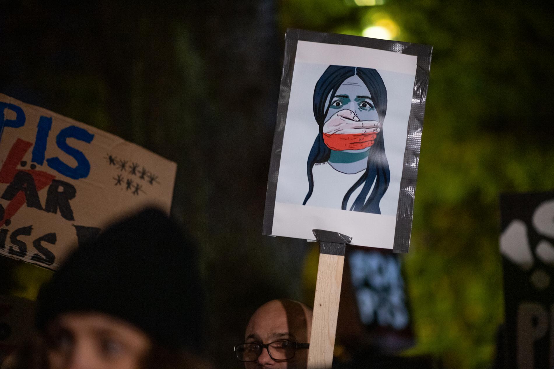 En demonstration utanför Polens ambassaden i Stockholm mot landets skärpning av abortlagar. Arkivbild.
