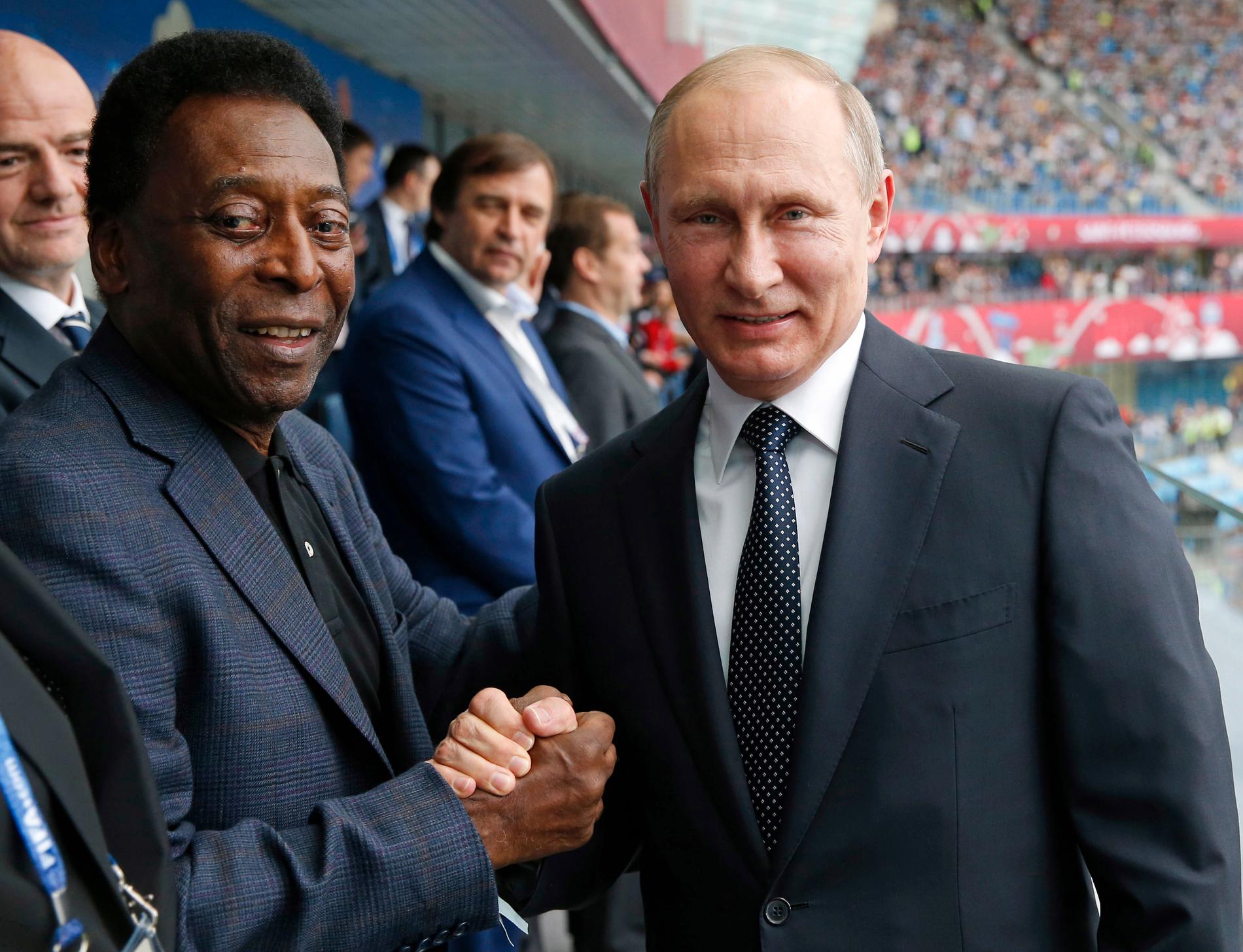 Den brasilianske fotbollslegendaren Pelé träffade Rysslands president Vladimir Putin i S:t Petersburg 2017. Arkivbild.
