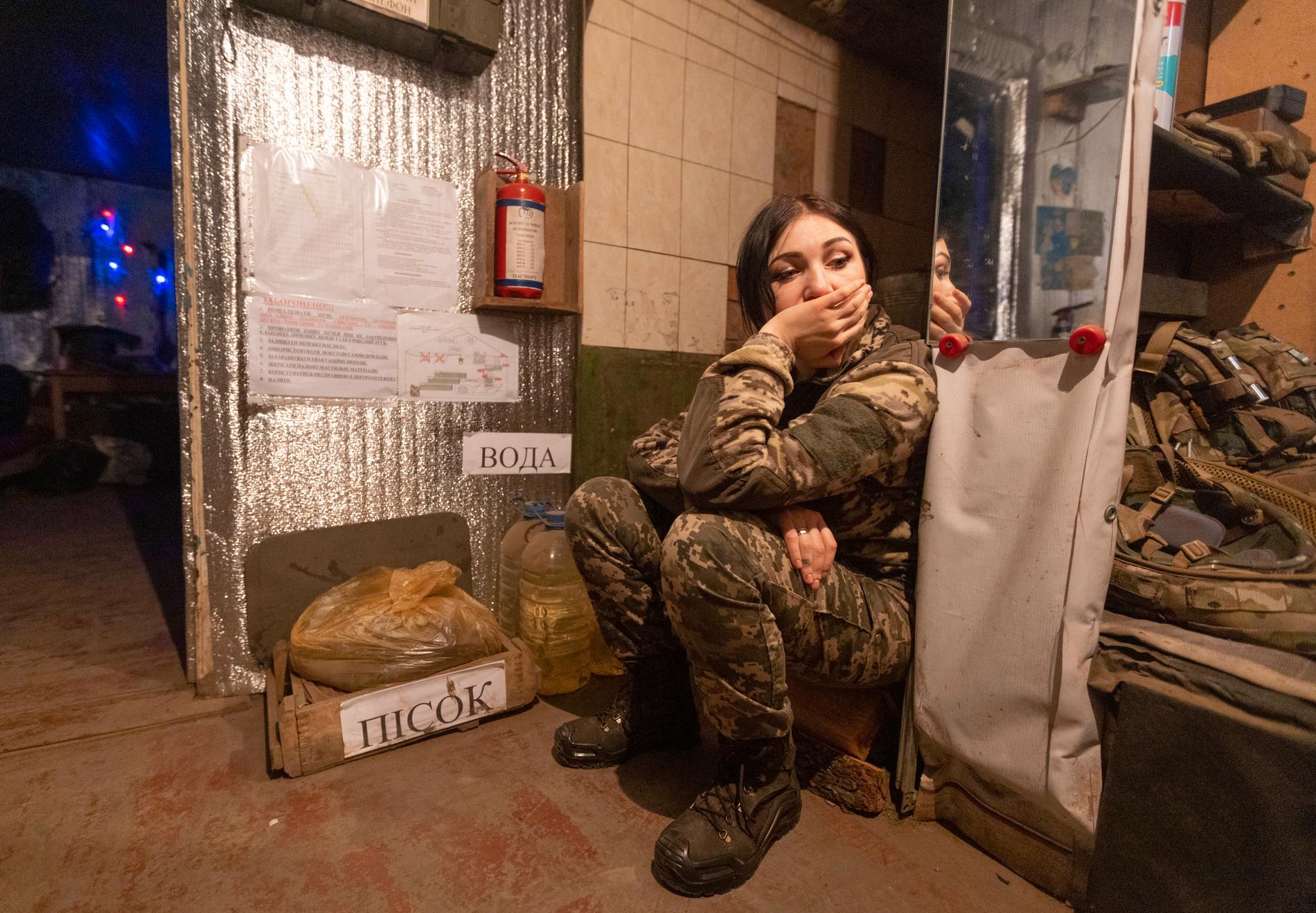 Ukrainsk soldat vilar ut i Donetsk.