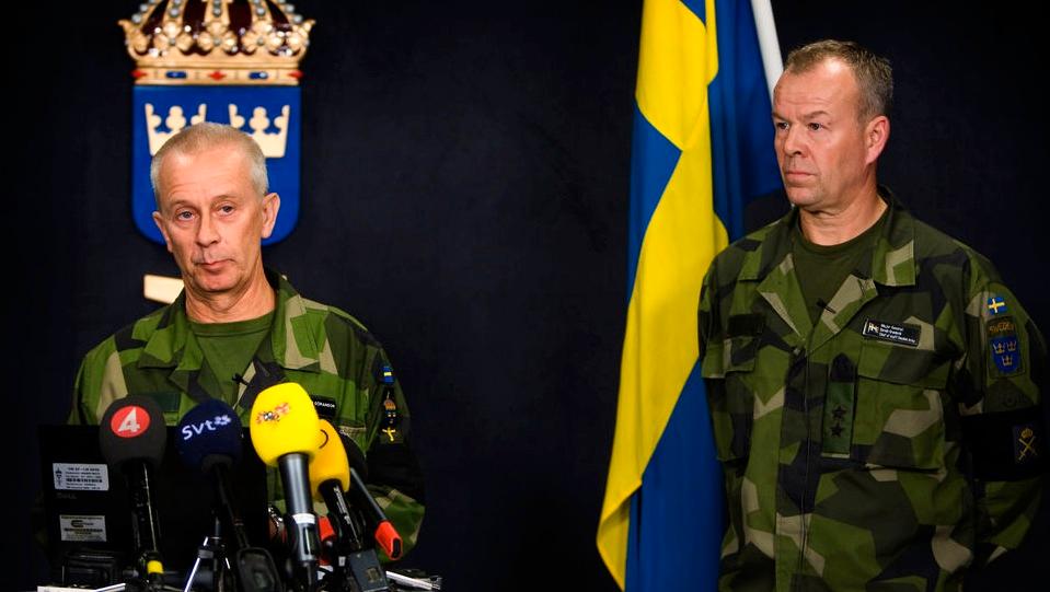 Överbefälhavare general Sverker Göranson och arméinspektören generalmajor Berndt Grundevik kommenterar måndagens beskjutning av två svenska soldater i Afghanistan vid en presskonferens på försvarsmaktens högkvarter i Stockholm.