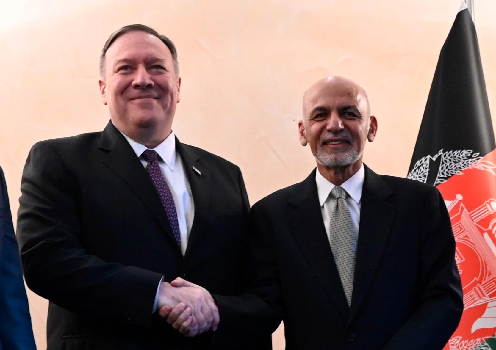 USA:s utrikesminister Mike Pompeo och Afghanistans president Ashraf Ghani under säkerhetskonferensen i München förra veckan. Arkivbild.