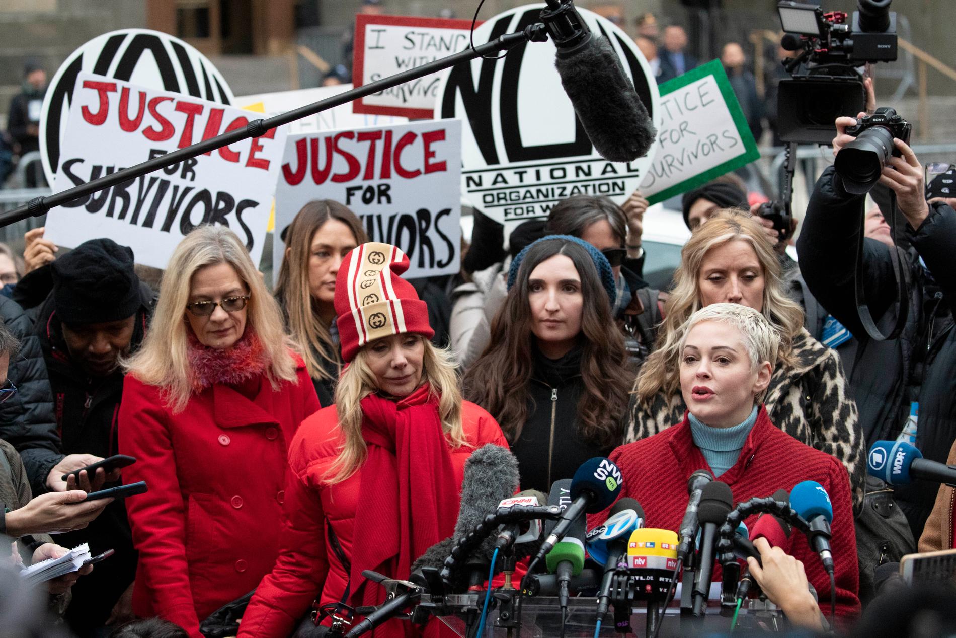 Skådespelaren Rose McGowan talar under en presskonferens efter att Harvey Weinstein anlänt till rättegången i New York.