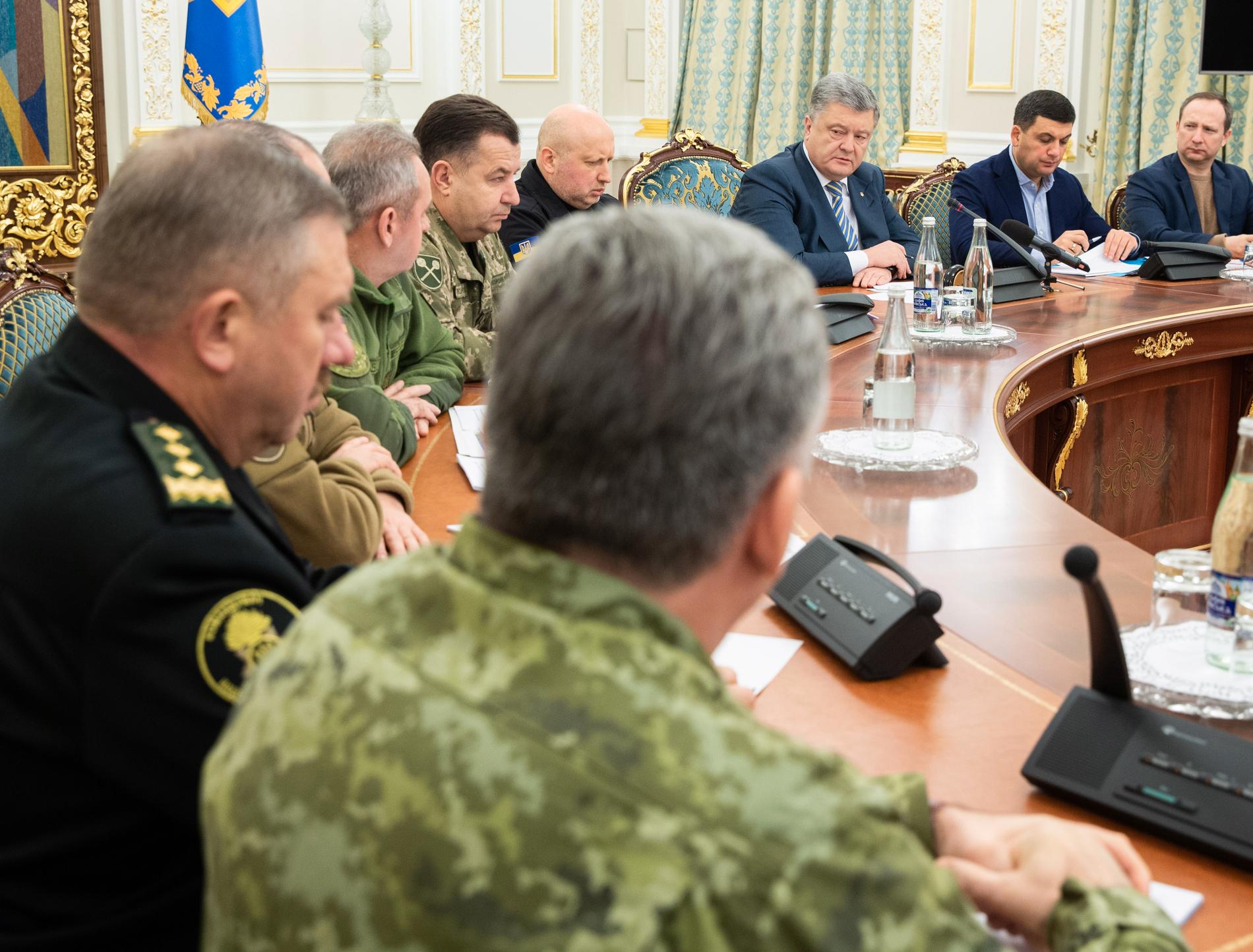 Ukrainska presidenten Petro Poroshenko (randig slips) i möte med landets säkerhetsråd i Kiev ikväll. 