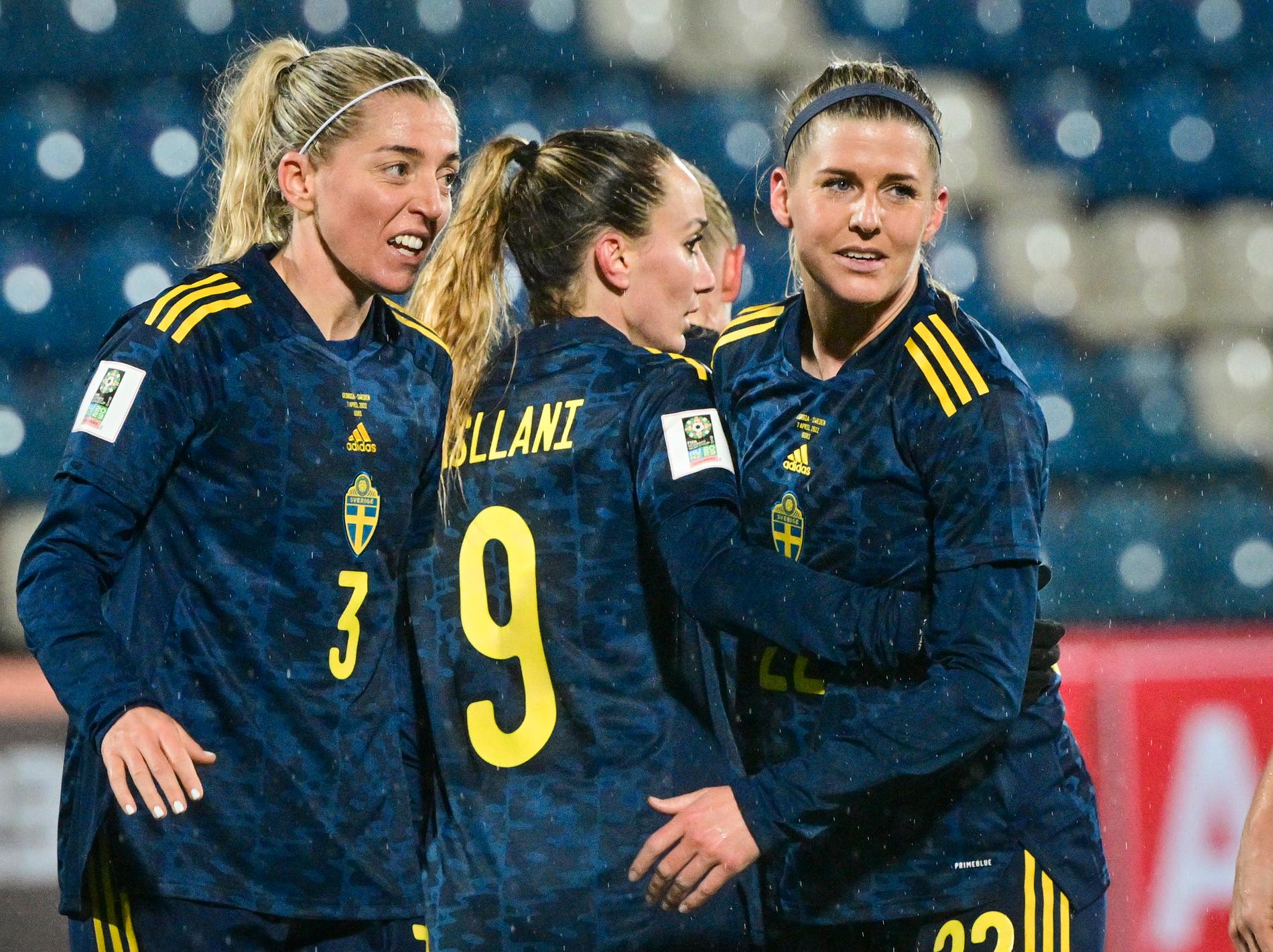 Kosovare Asllani, i mitten, firar Olivia Schouhgs, till höger, 15–0-mål i matchen mot Georgien.