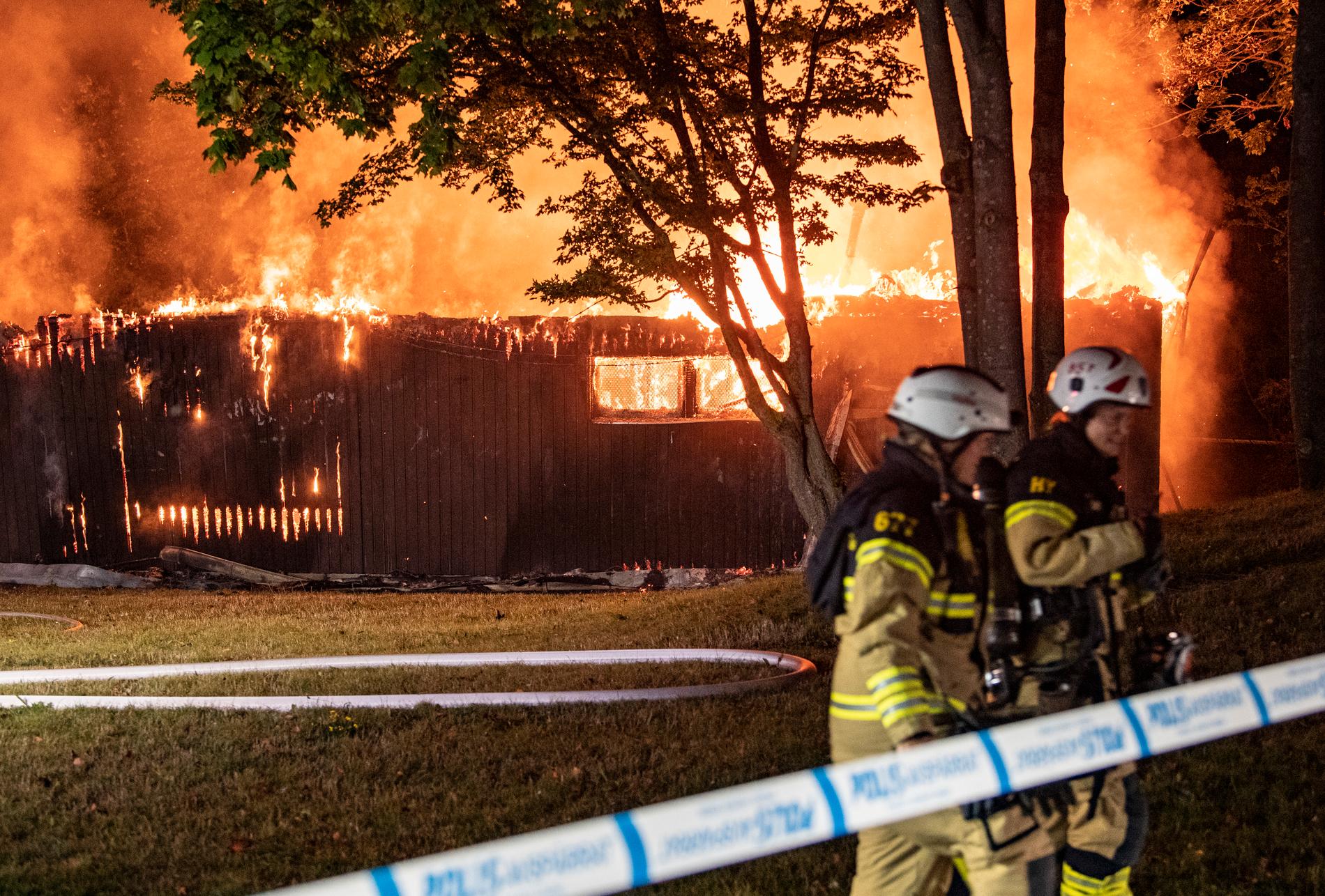 Det brinner i en maskinhall i området Kroksbäck i Malmö.