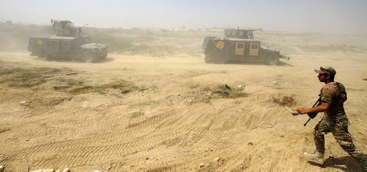 Irakiska styrkor rycker fram mot Falluja. Offensiven har pågått sen i slutet av maj, denna bild från den 15 juni.