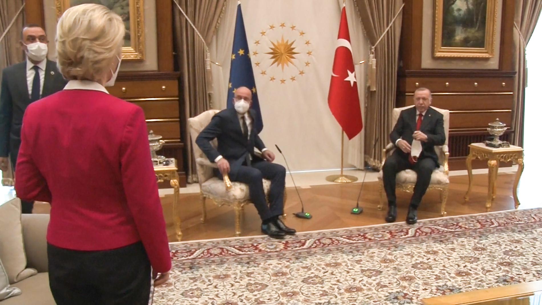 EU-kommissionens ordförande Ursula von der Leyen och EU:s rådsordförande Charles Michel på besök i Ankara hos president Recepo Tayyip Erdogan. von der Leyen fick ingen stol utan förpassades till soffan.