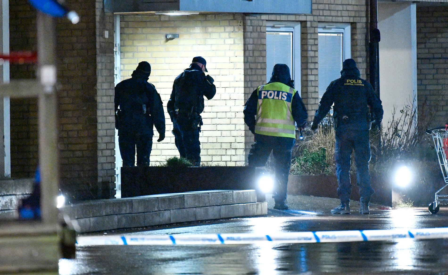 Polisens kriminaltekniker på plats innanför avspärrningarna efter att en man i 25-årsåldern har avlidit efter en skottlossning på Von Rosens Väg i Rosengård i Malmö på nyårsafton. 