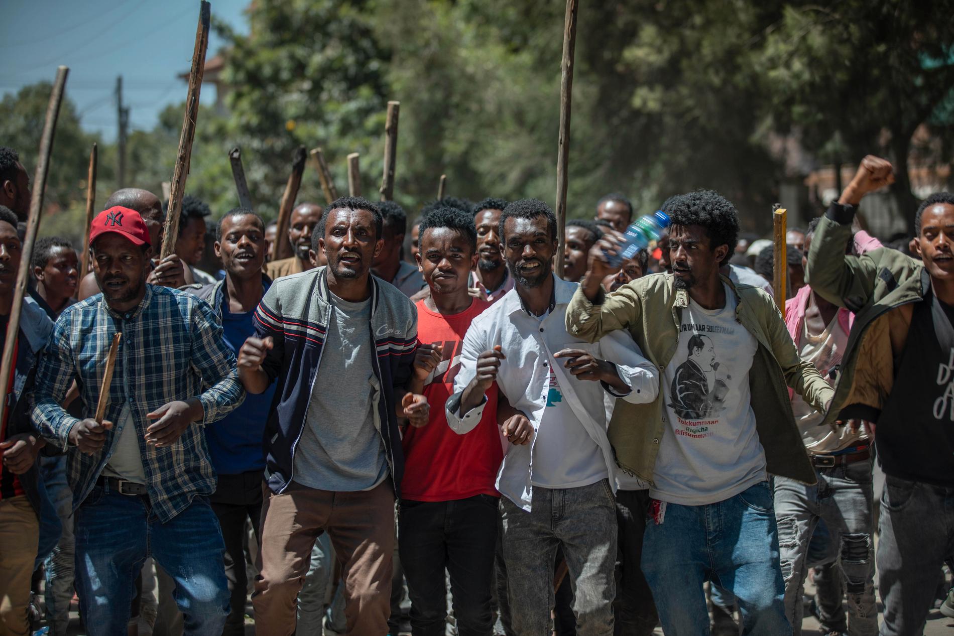 Anhängare till aktivisten Jawar Mohammed skanderar slagord till stöd för honom utanför hans hem i Addis Abeba i torsdags.
