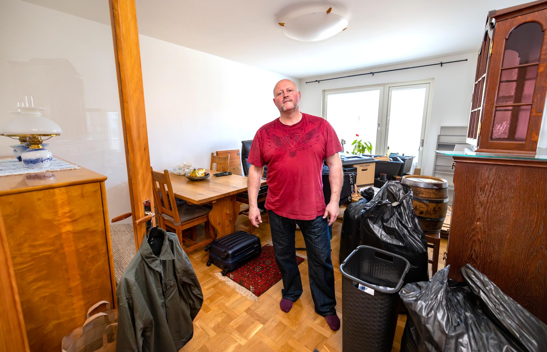 Ove Carlsson, 55, blev tvungen att flytta från sin lägenhet när boendekostanden blev för höga.