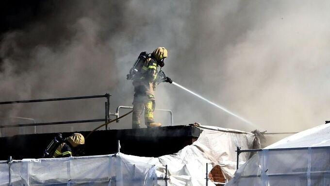 Flerfamiljshus evakuerat efter brand.