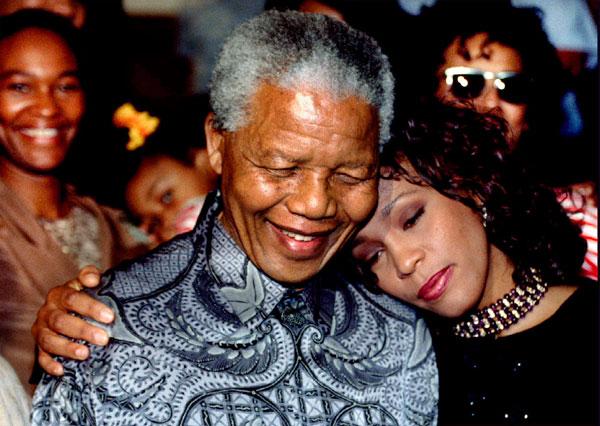 Whitney Houston tillsammans med Nelson Mandela i Johannesburg.