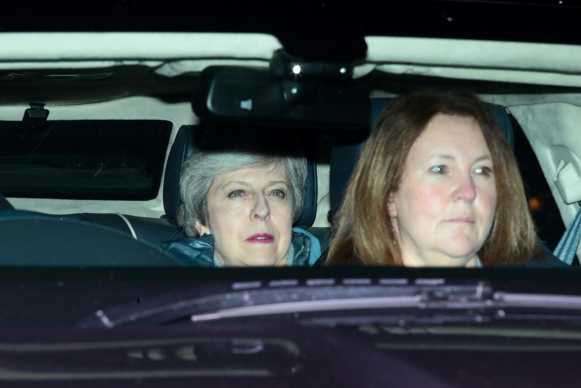 Theresa May lämnar parlamentet efter omröstningen.