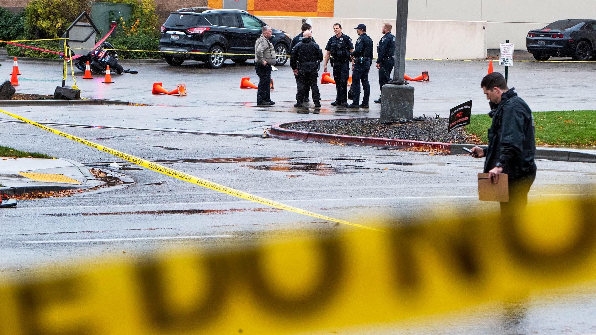 Två personer har skjutits till döds i ett köpcentrum i Boise i USA.
