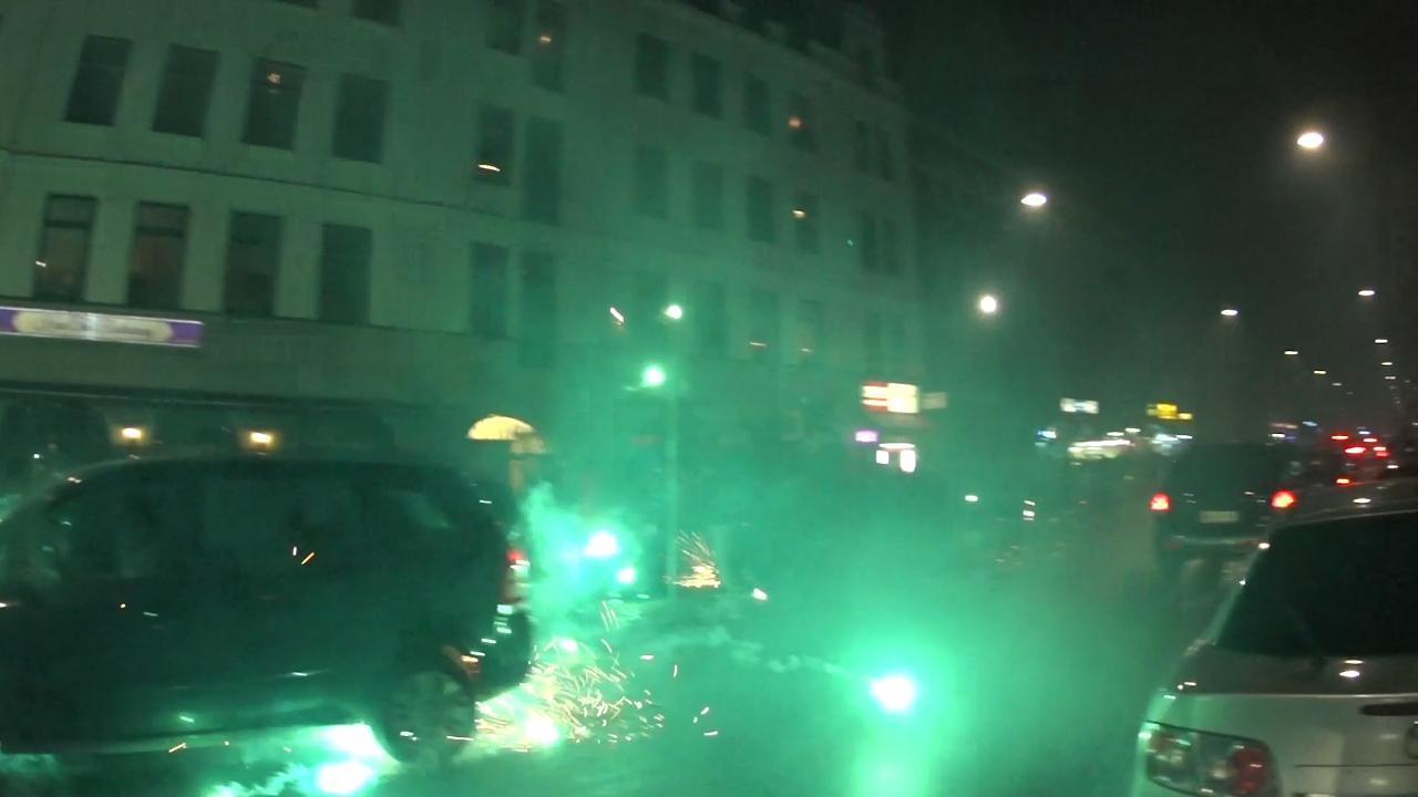 Möllevångstorget i Malmö under ökända nyårsfirandet. Raketer skjuts rakt in bland nyårsfirande människor.