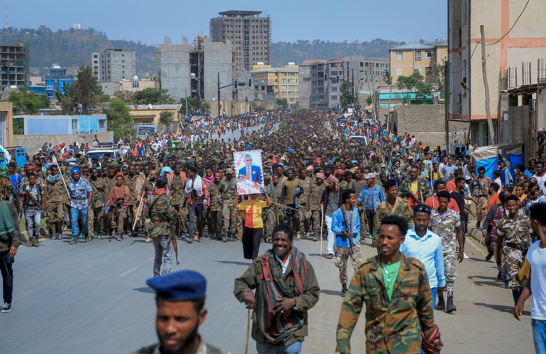 Medlemmar av den etiopiska nationella försvarsstyrkan som tillfångatagits av TPLF marscherar mot fängelset i Mekele i Tigray i norra Etiopien. Bilden är från i somras.