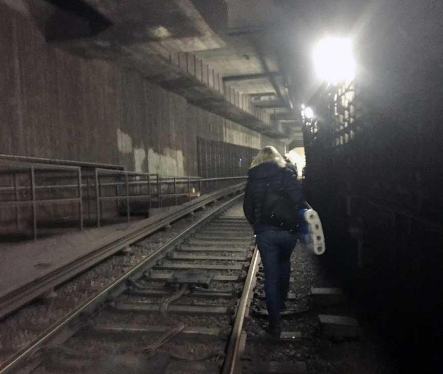 Passagerarna fick klättra ur tåget på stegar och sedan gå genom tunneln sedan ett tunnelbanetåg i Stockholm gått sönder.