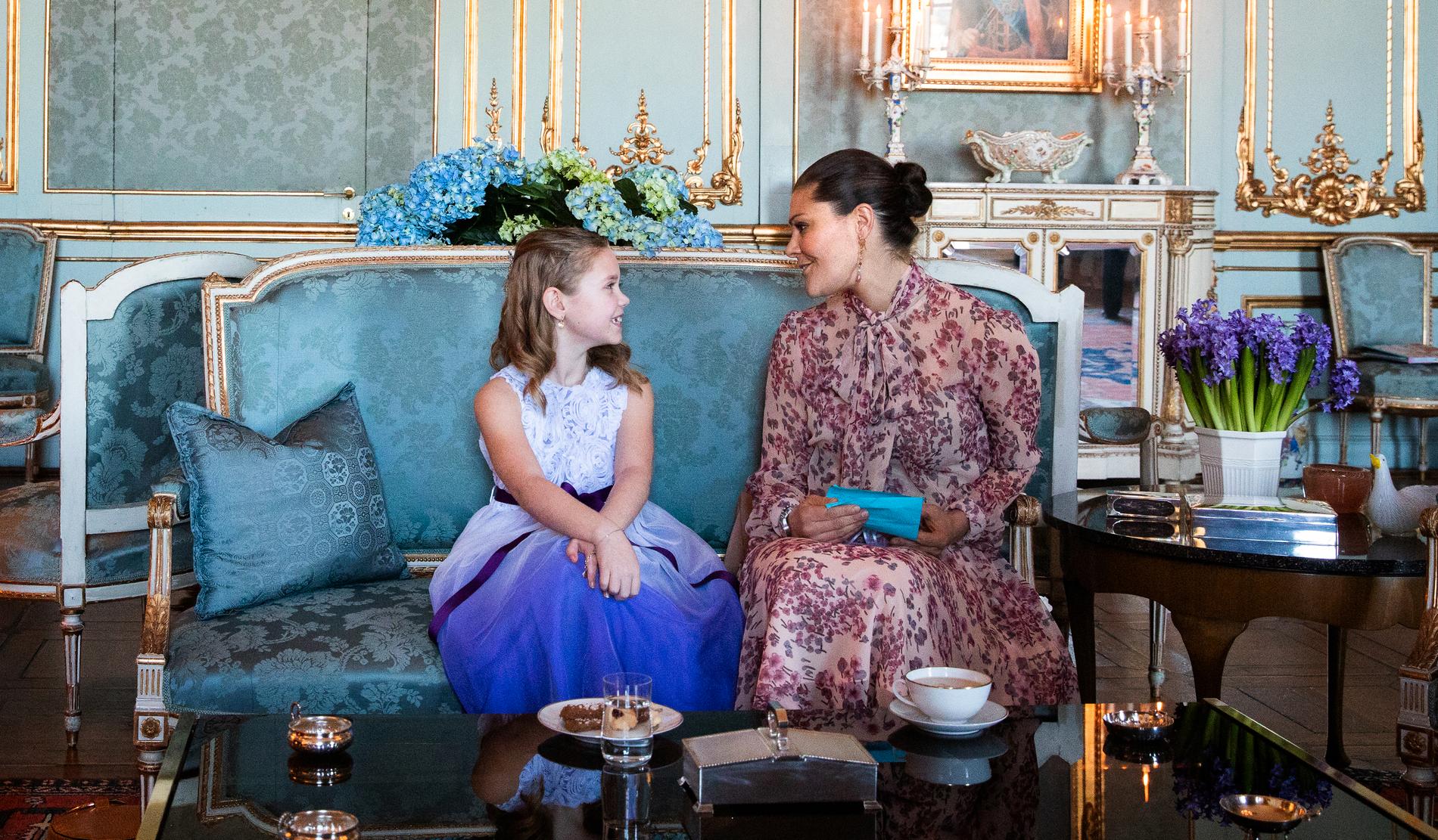 Emilia, 7, och kronprinsessan Victoria pratade länge.